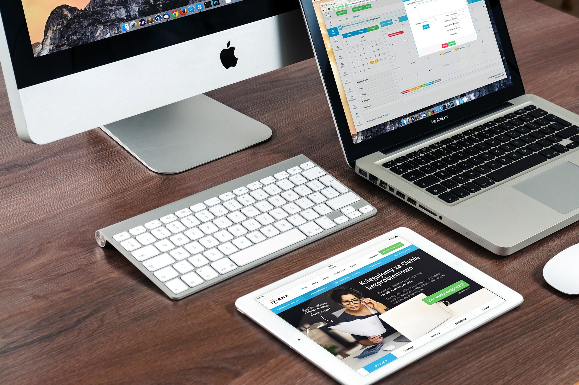 Poste de travail composé d’ordinateurs Mac